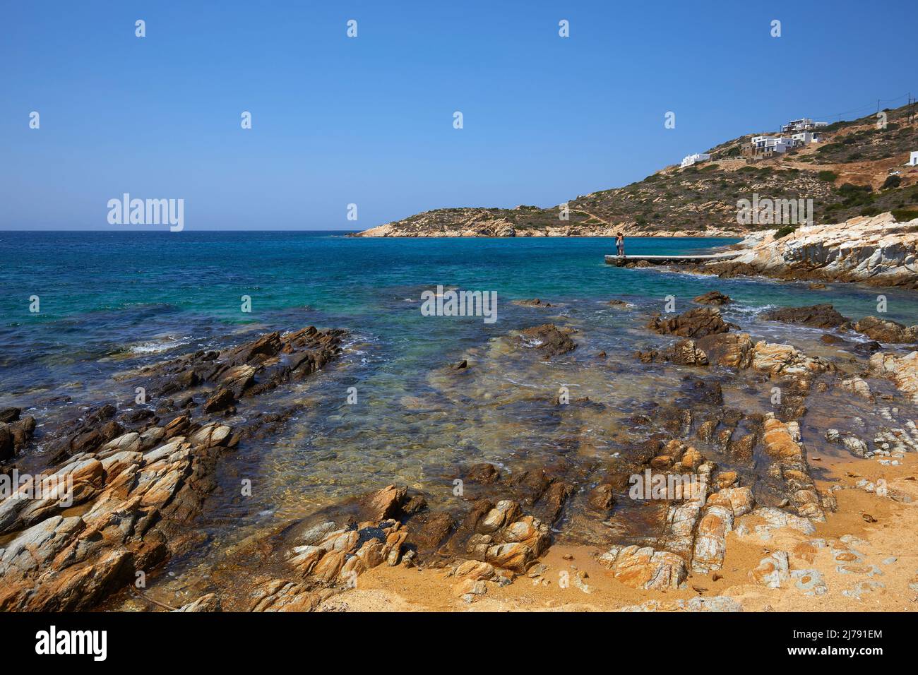 Spiaggia rocciosa a Anteparos Island, Cicladi, Grecia Foto Stock