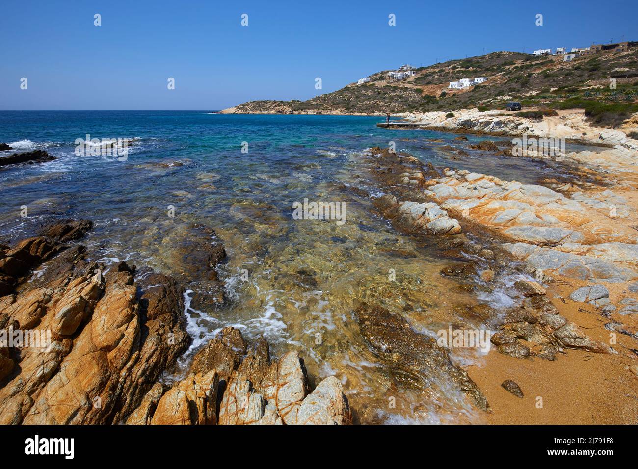 Spiaggia rocciosa a Anteparos Island, Cicladi, Grecia Foto Stock
