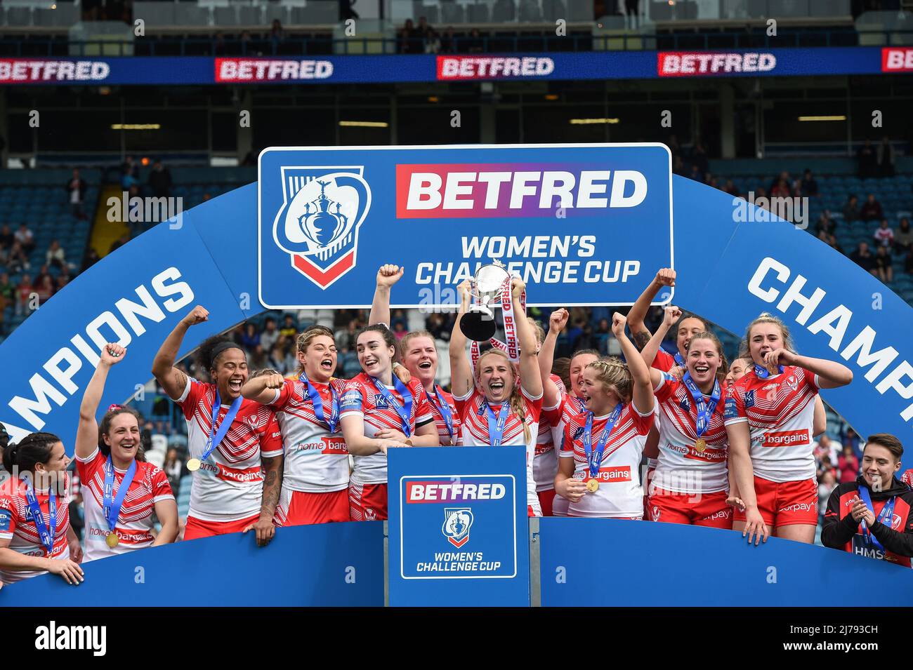 Leeds, Inghilterra - 7th maggio 2022 - Jodie Cunningham di St. Helens solleva la Challenge Cup. Woman's Rugby League Betfred Challenge Cup Final Leeds Rhinos vs St. Helens all'Elland Road Stadium, Leeds, UK Dean Williams Credit: Dean Williams/Alamy Live News Foto Stock