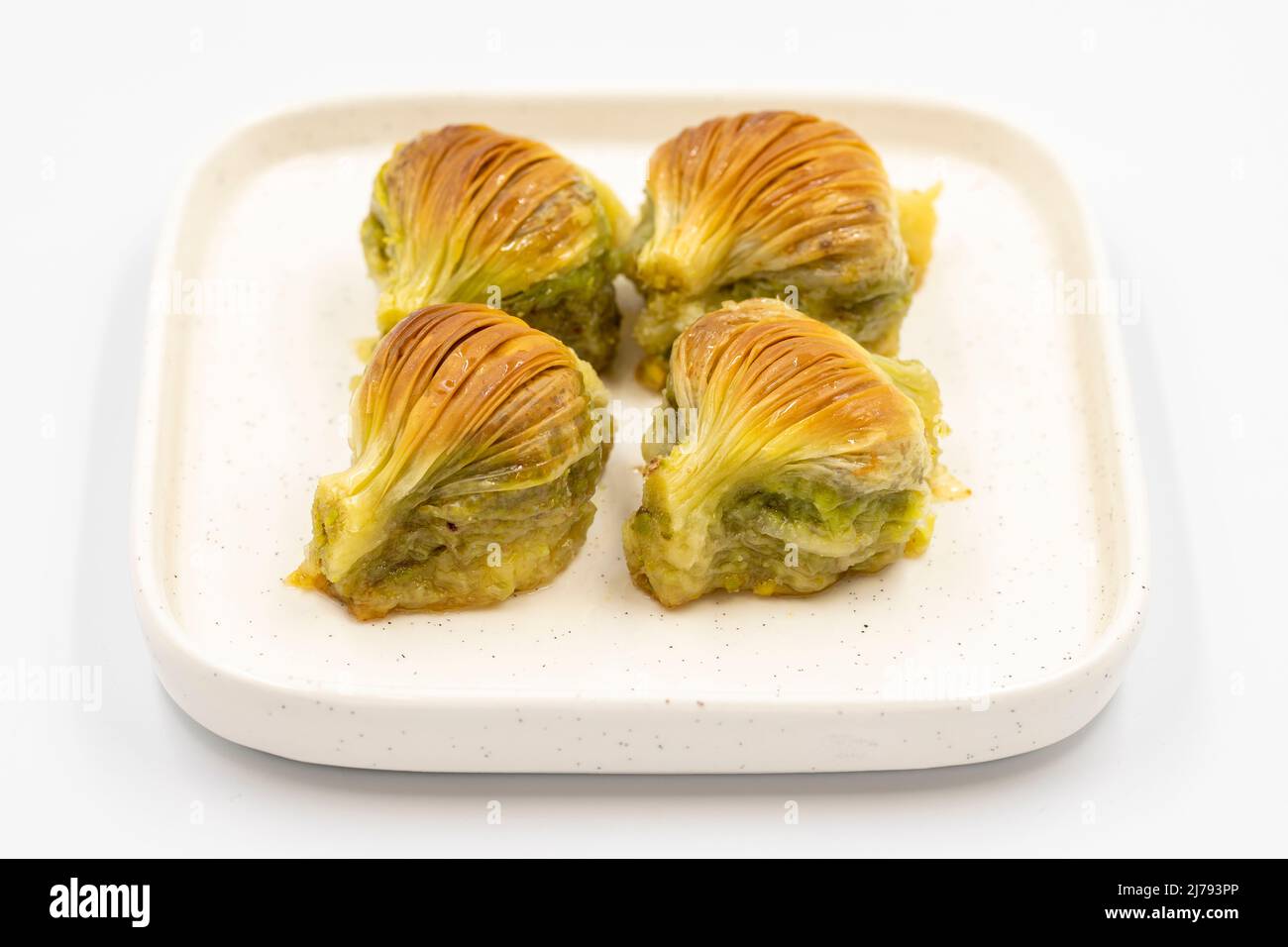 Baklava di muschio. Pistacchio baklava isolato su sfondo bianco. Prelibatezze della cucina mediterranea. Primo piano. Nome locale midye baklava Foto Stock