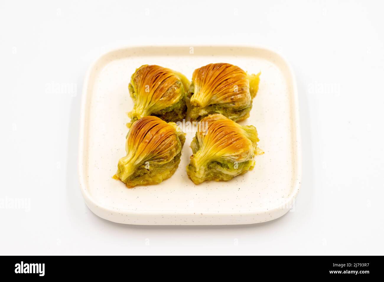Baklava di muschio. Pistacchio baklava isolato su sfondo bianco. Prelibatezze della cucina mediterranea. Primo piano. Nome locale midye baklava Foto Stock