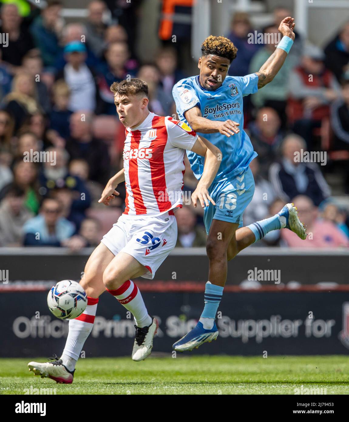 7th maggio 2022; Bet365 Stadium, Stoke, Staffordshire, Inghilterra; Campionato di calcio, Stoke City contro Coventry City; Tom Sparrow di Stoke City sotto la pressione di Ian Maatsen di Coventry City Foto Stock