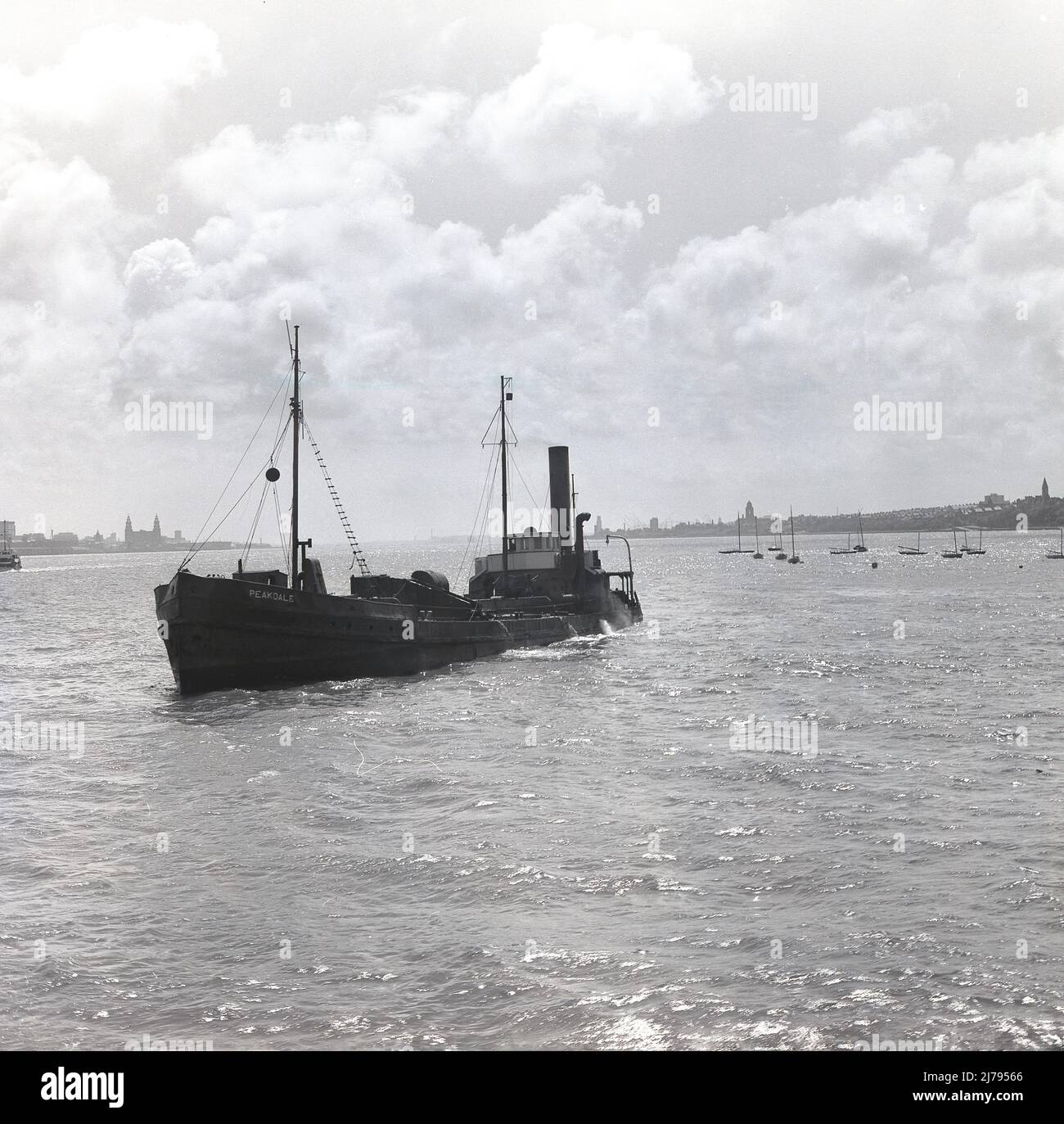 1969, storico, il drago a vapore 'Peakdale' sulla Mersey, Liverpool, Inghilterra, Regno Unito, l'ultima nave a vapore a carbone che commercia commercialmente nella Mersey. Una dragatrice a tramoggia di aspirazione, costruita nel 1910 a Kinderdijk, Olanda, il suo nome originale era 'Prinses Juliana'. La Manchester Ship Canal Co. La acquistò senza cambiare il nome nel 1913. Acquistata nel 1962 da Richard Abel & Sons e rinominata 'Peakdale, sognava la sabbia nell'estuario di Mersey, fino ad essere demolita nel 1970. Foto Stock