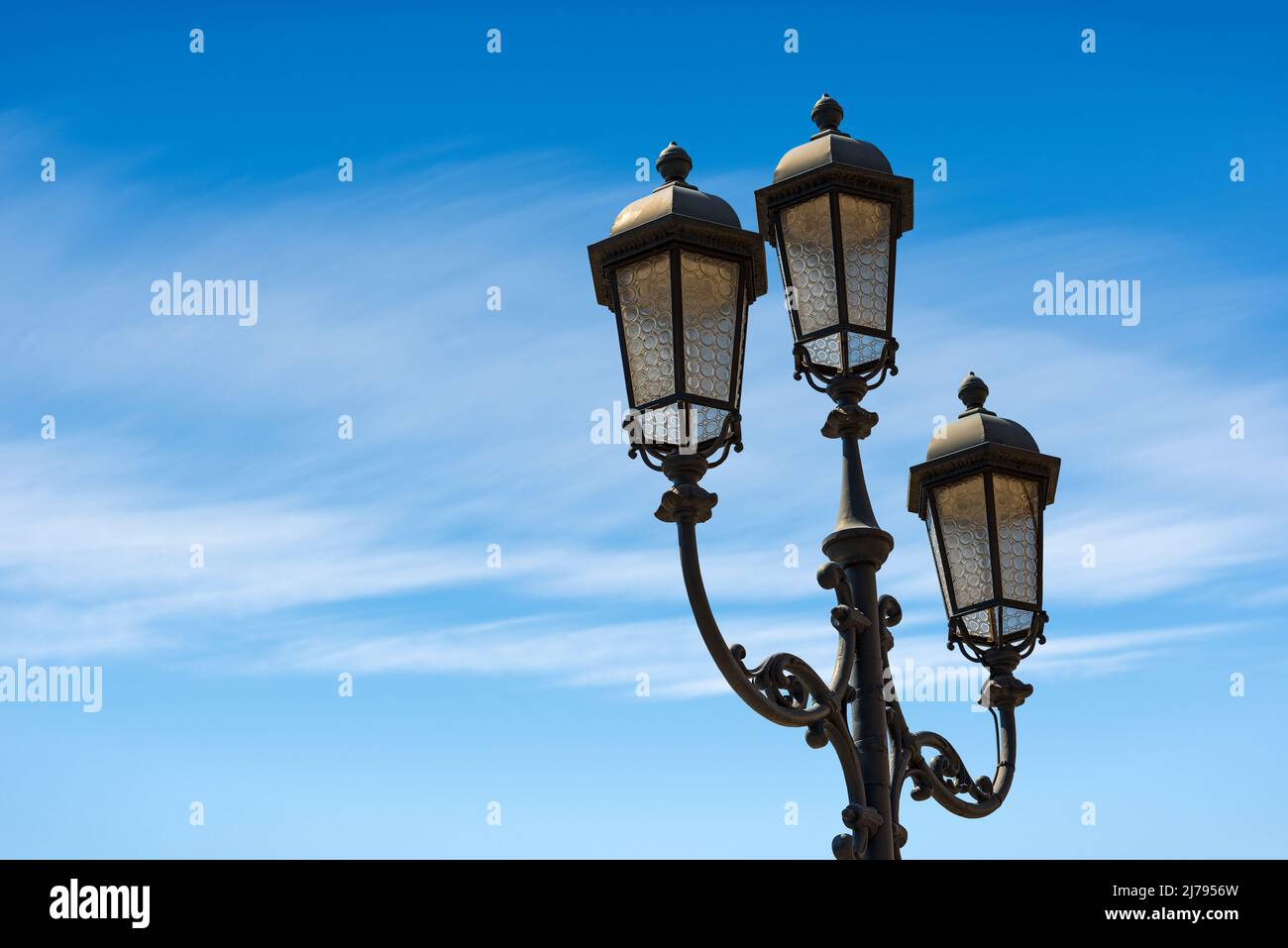 Primo piano di vecchi lampioni su un cielo blu chiaro con nuvole e spazio  per le copie. Piazza della Loggia, Brescia, Italia Foto stock - Alamy