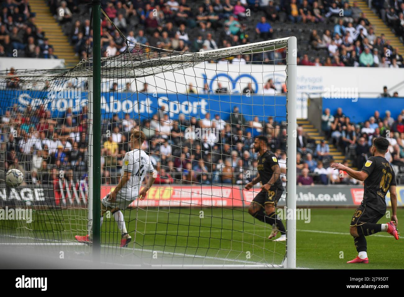 Andre Gray #19 di Queens Park Rangers segna per 0-1 a Swansea, Regno Unito il 5/7/2022. (Foto di Mike Jones/News Images/Sipa USA) Foto Stock