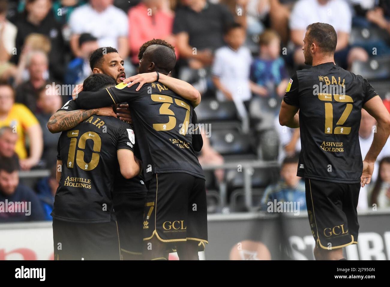 Andre Gray #19 di Queens Park Rangers celebra il suo obiettivo con i compagni di squadra per renderlo 0-1 Foto Stock