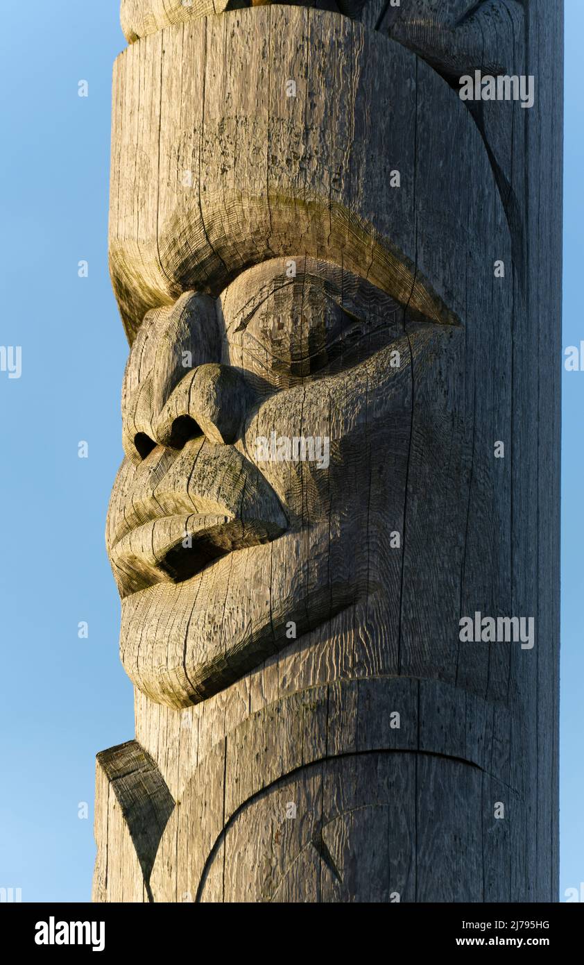 Un volto scolpito sullo Spirit of Lekwammen totem pole vicino al porto interno di Victoria, British Columbia, Canada. Foto Stock