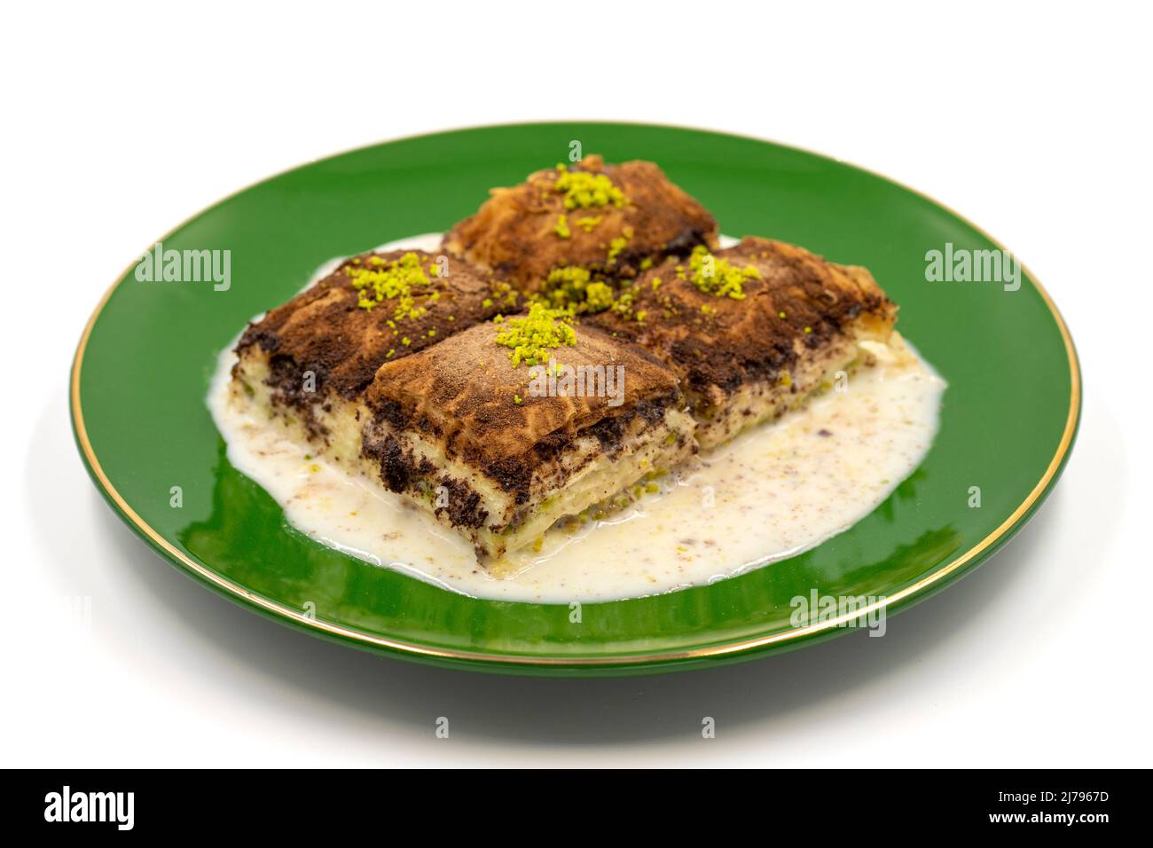 Baklava al cioccolato fondente. Baklava con latte isolato su sfondo bianco. Prelibatezze della cucina mediterranea. Primo piano. Nome locale amaro baklava soguk Foto Stock