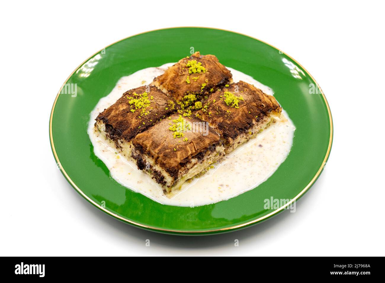 Baklava al cioccolato fondente. Baklava con latte isolato su sfondo bianco. Prelibatezze della cucina mediterranea. Primo piano. Nome locale amaro baklava soguk Foto Stock