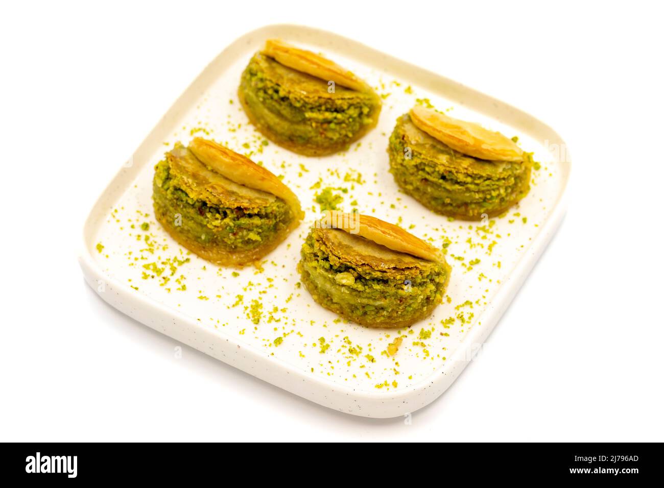 Pistacchio baklava. Baklava con pistacchio isolato su sfondo bianco. Prelibatezze della cucina mediterranea. Primo piano. Nome locale dilber dudagi baklava Foto Stock