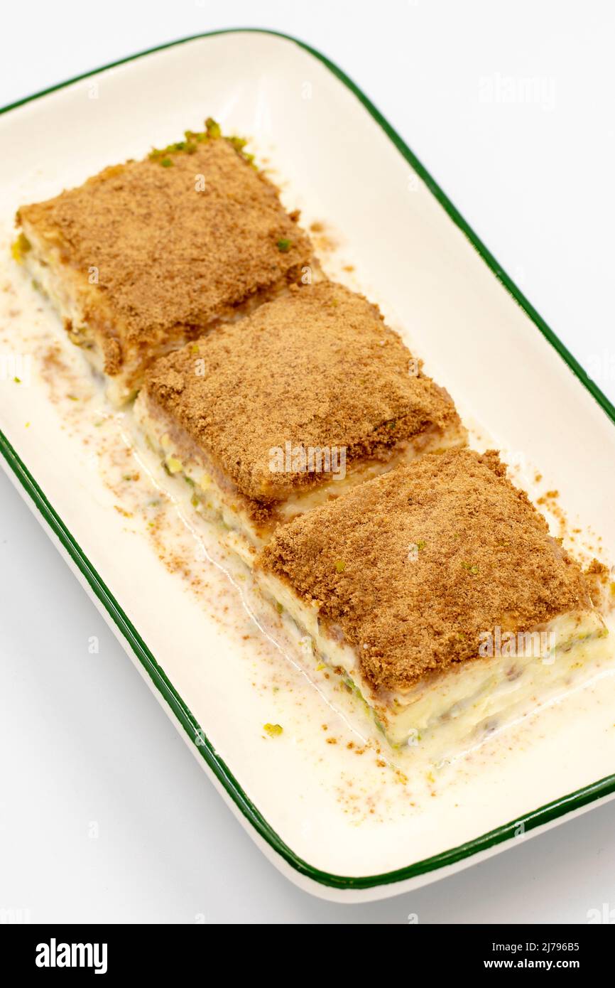 Baklava freddo. Baklava con latte isolato su sfondo bianco. Prelibatezze della cucina mediterranea. Primo piano. Nome locale soguk baklava Foto Stock
