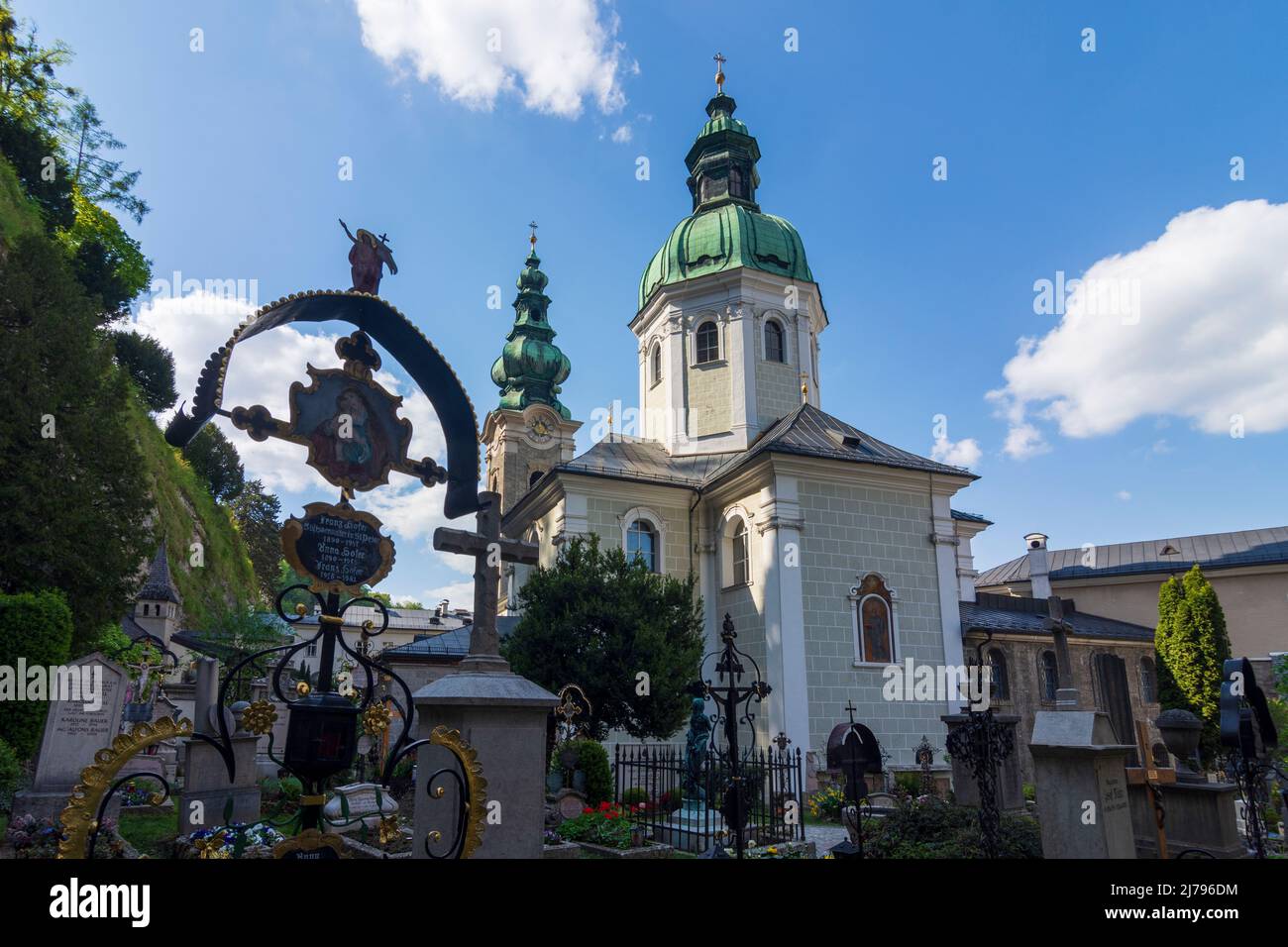 Salisburgo: cimitero Petersfriedhof, Stiftskirche San Pietro (Collegiata di San Pietro) a Flachgau, Salisburgo, Austria Foto Stock