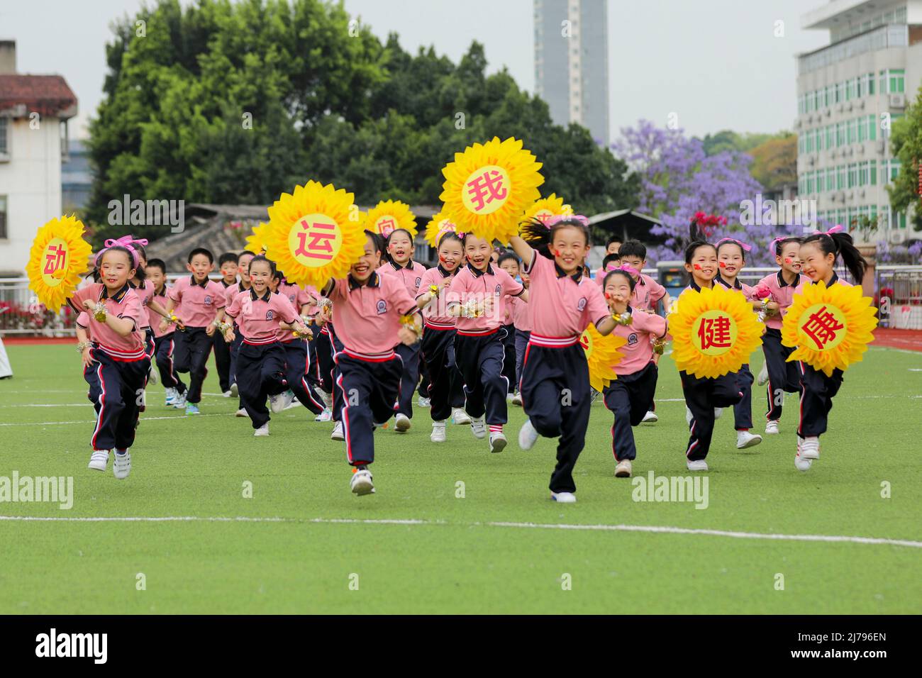 FUZHOU, CINA - 7 MAGGIO 2022 - gli studenti delle scuole elementari sono felicemente gestiti a Fuzhou, provincia di Fujian, Cina, 7 maggio 2022. Foto Stock