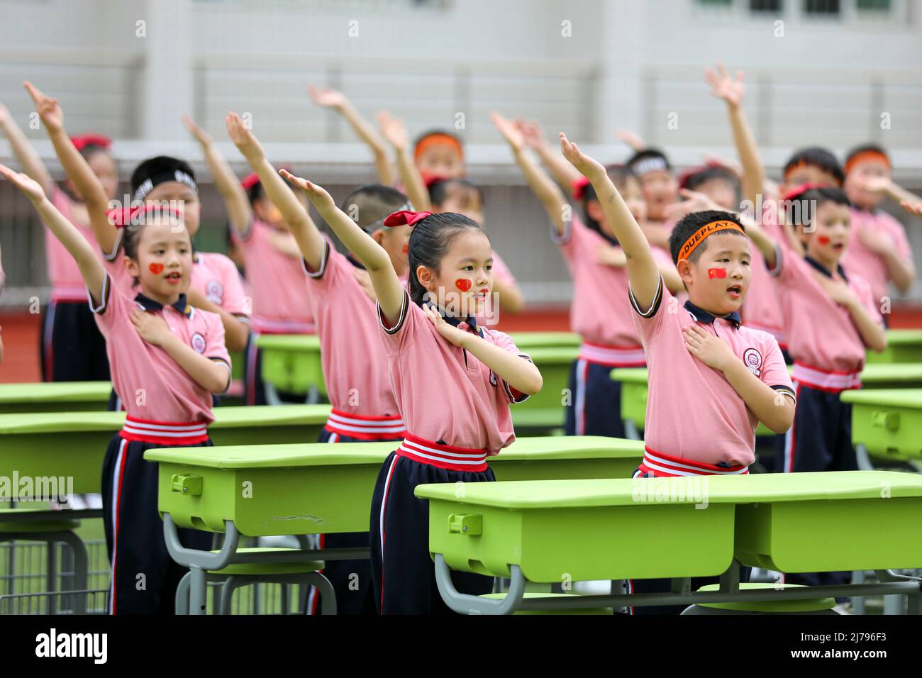 FUZHOU, CINA - 7 MAGGIO 2022 - gli studenti delle scuole elementari partecipano a una performance di esercizi indoor a Fuzhou, nella provincia di Fujian, nella Cina orientale, il 7 maggio 202 Foto Stock