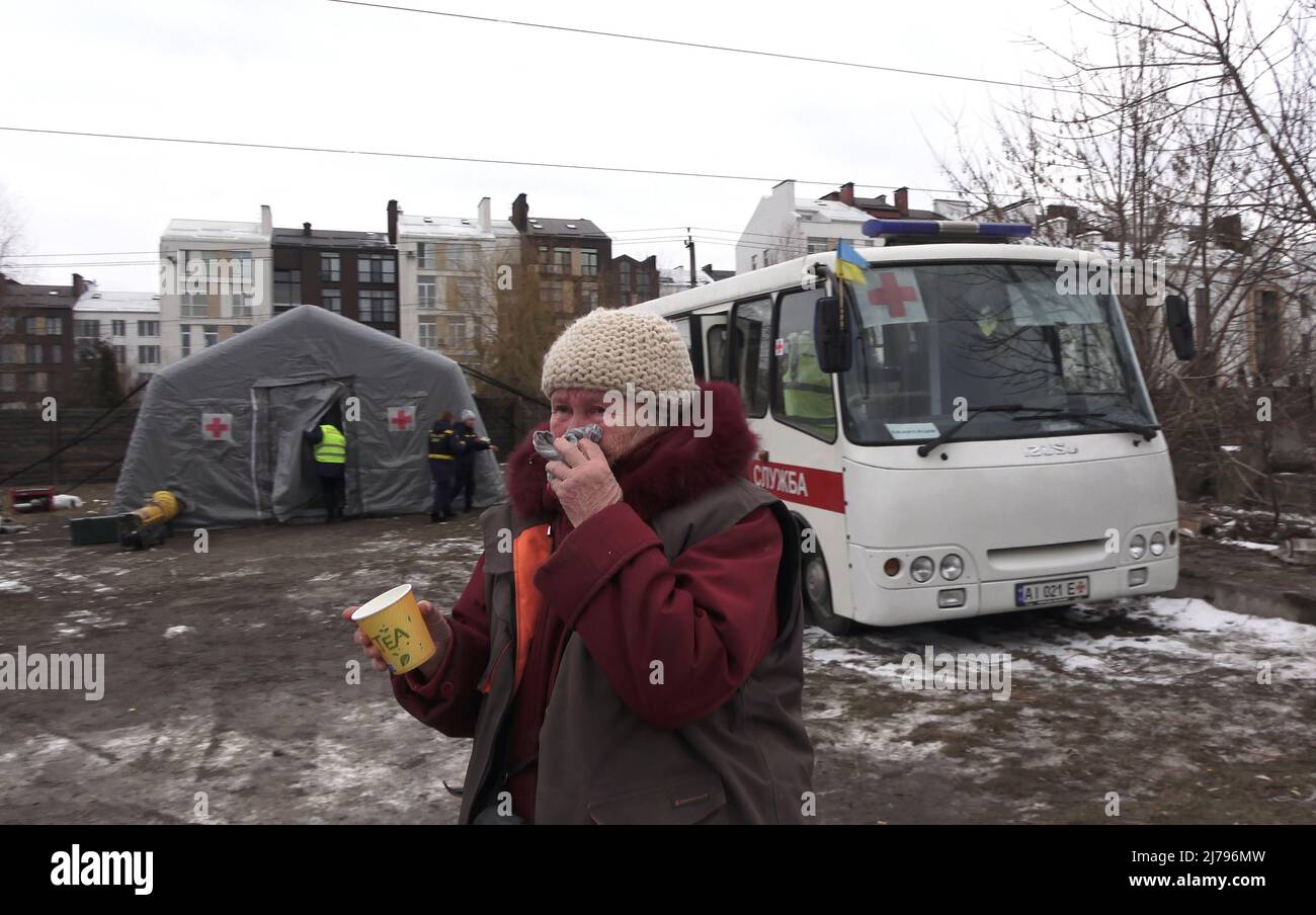 KIEV, UCRAINA - MARZO 9: Gli sfollati di Irpin e Vorzel ricevono bevande calde e cibo in un campo di emergenza istituito per i residenti evacuati dalle aree di combattimento attive nella periferia di Kiev, mentre l'invasione russa dell'Ucraina continua il 9 marzo 2022 a Kiev, Ucraina. La Russia ha iniziato un'invasione militare dell'Ucraina dopo che il parlamento russo ha approvato i trattati con due regioni in distacco nell'Ucraina orientale. È il più grande conflitto militare in Europa dalla seconda guerra mondiale Foto Stock