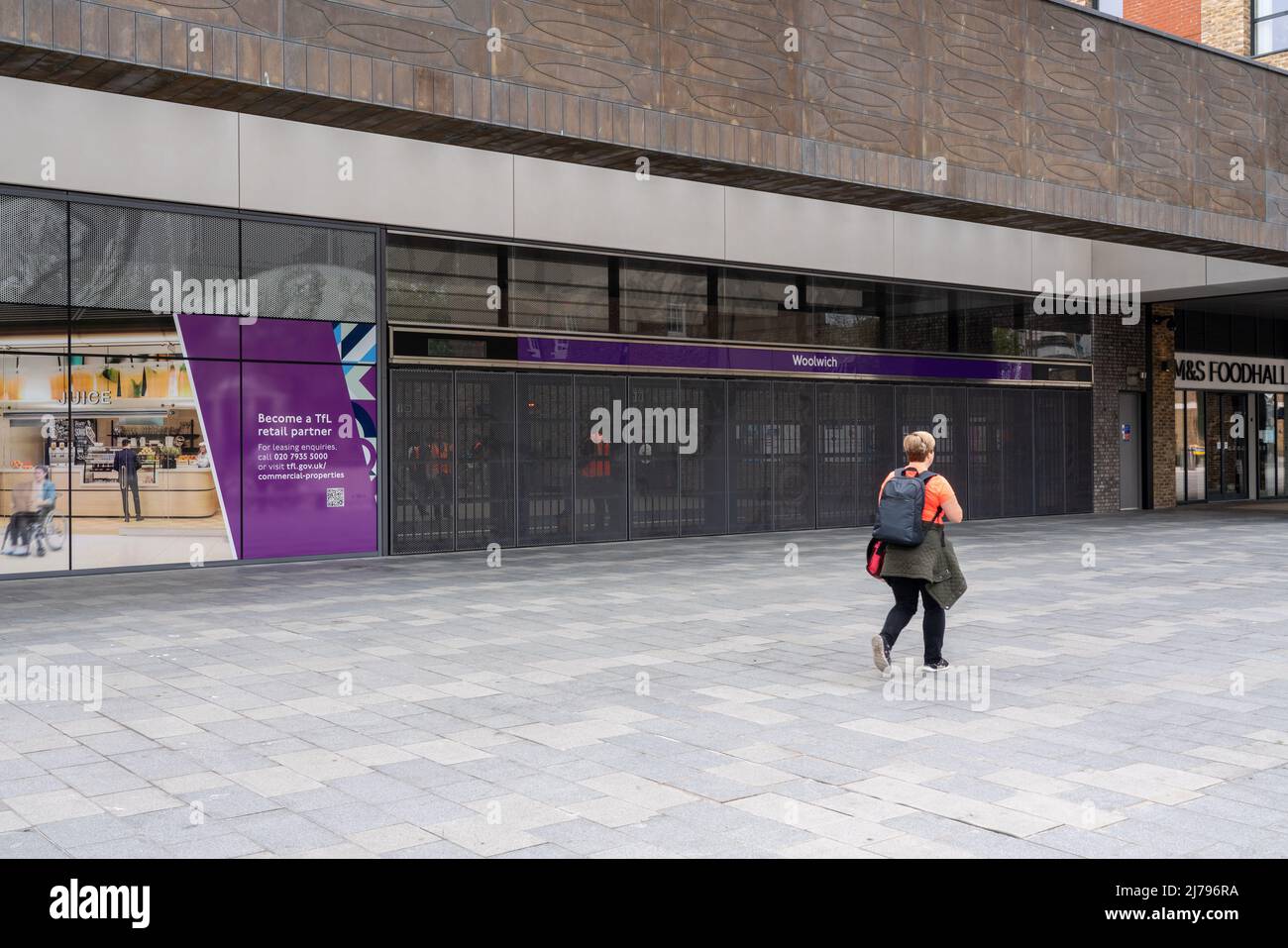 Woolwich, Regno Unito - 2 maggio 2022: L'esterno della nuova stazione Crossrail dovrebbe aprirsi più tardi nel maggio 2022 Foto Stock