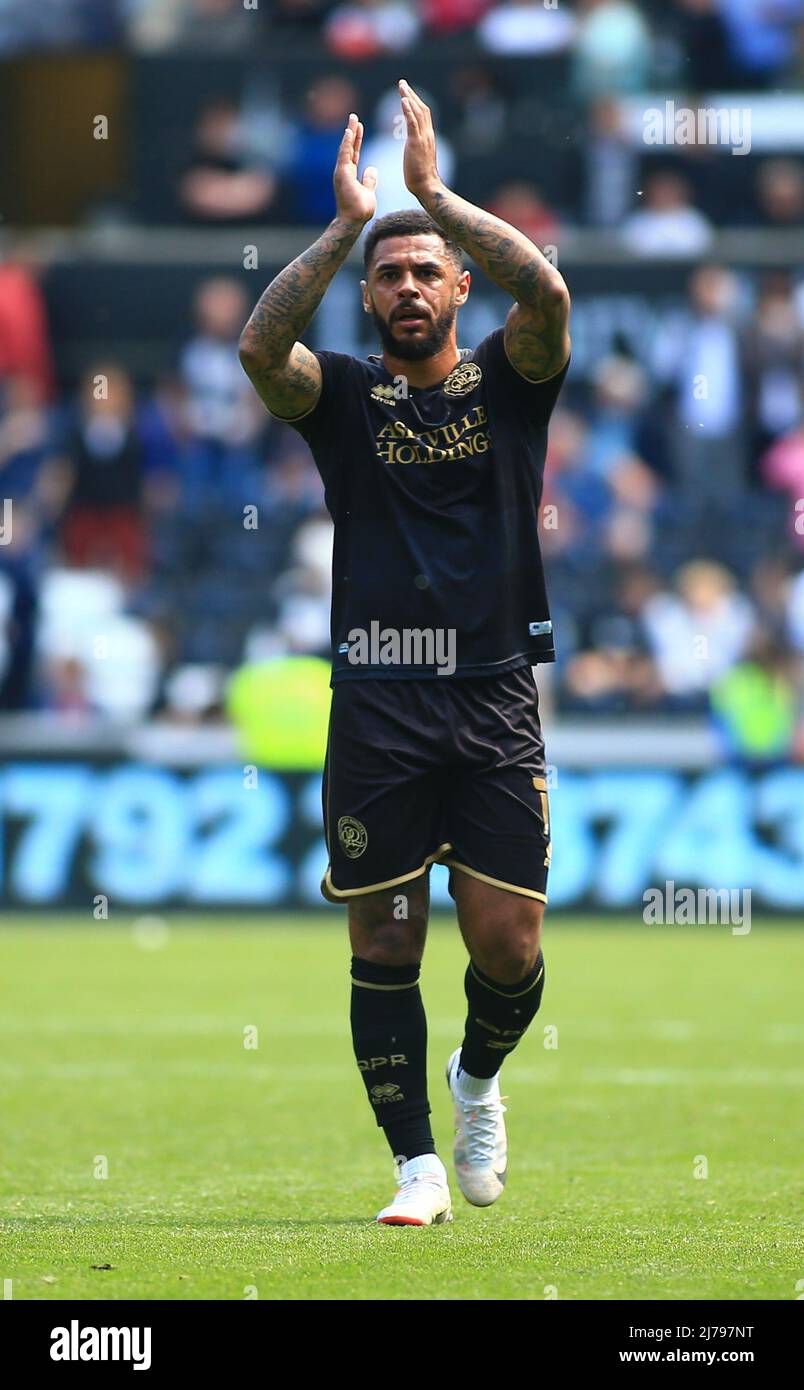 7th maggio 2022; stadio Swansea.com, Swansea, Galles; campionato di calcio, Swansea contro Queens Park Rangers; Andre Grey of Queens Park Rangers applaude i tifosi in viaggio dopo l'ultima partita della stagione Foto Stock
