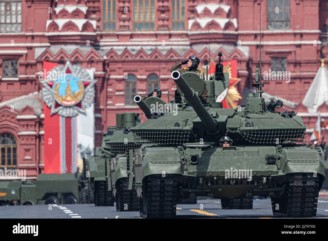 Mosca, Russia. 7th maggio 2022. I carri armati T-90M partecipano a una prova della sfilata della Giornata della Vittoria a Mosca, Russia, 7 maggio 2022. Credit: Bai Xueqi/Xinhua/Alamy Live News Foto Stock