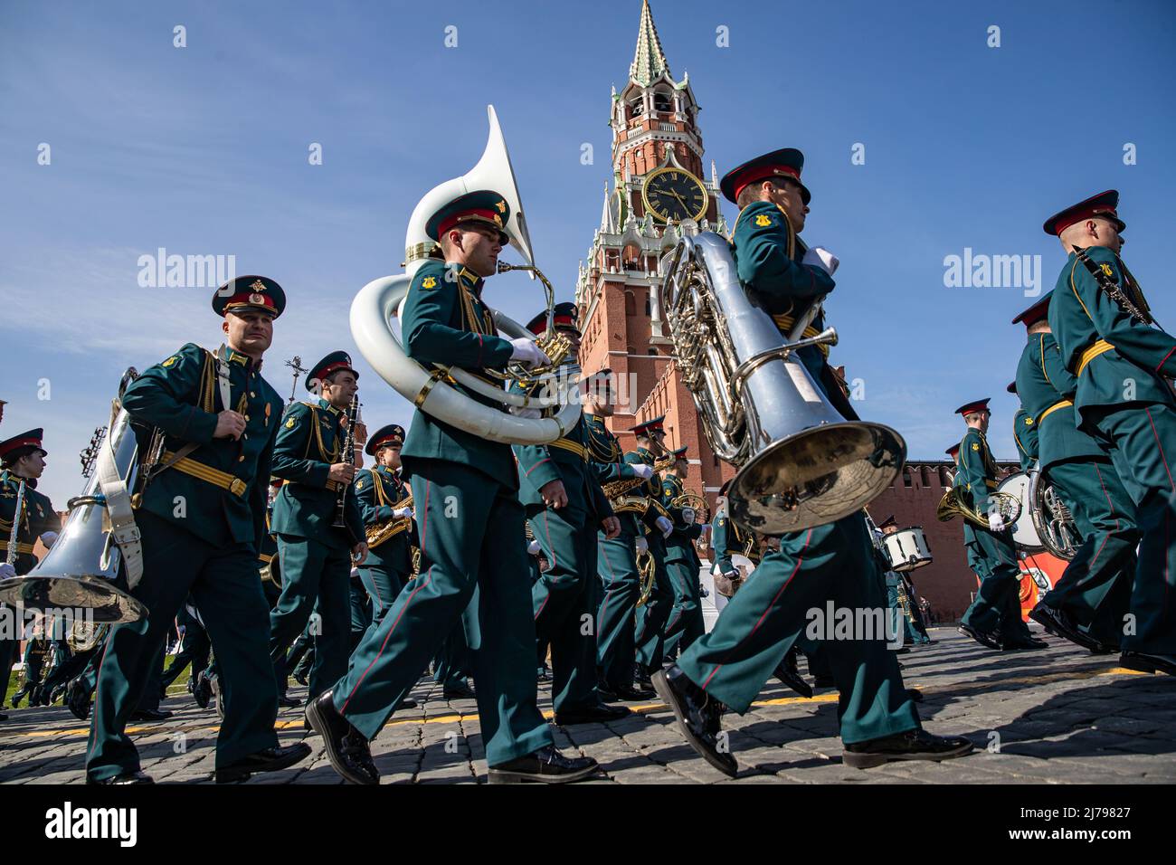 Mosca, Russia. 7th maggio 2022. I militari passano davanti a una prova della sfilata della Giornata della Vittoria a Mosca, Russia, 7 maggio 2022. Credit: Bai Xueqi/Xinhua/Alamy Live News Foto Stock