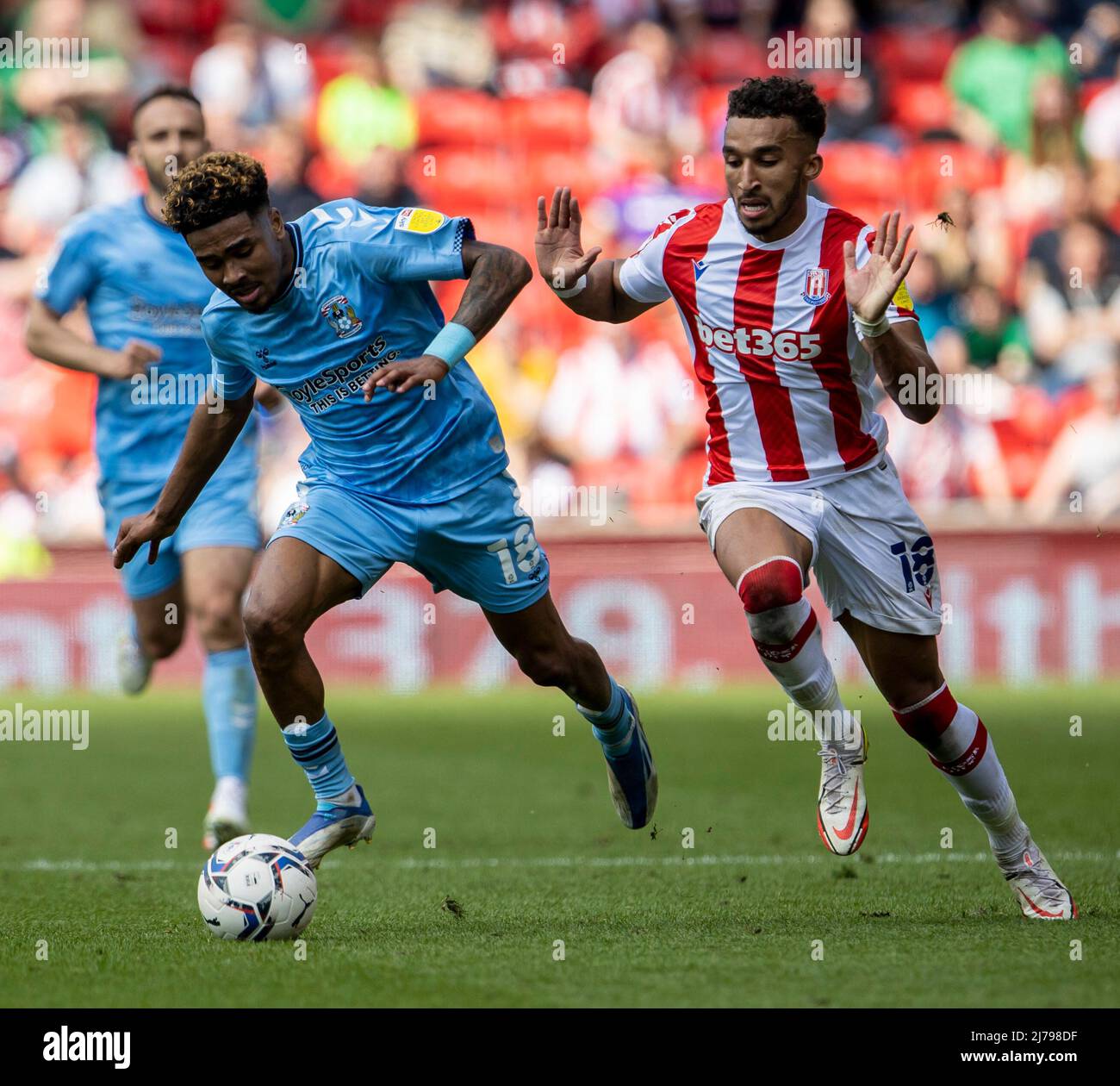 7th maggio 2022; Bet365 Stadium, Stoke, Staffordshire, Inghilterra; Campionato di calcio, Stoke City versus Coventry City; Ian Maatsen di Coventry City sotto la pressione di Jacob Brown di Stoke City Foto Stock