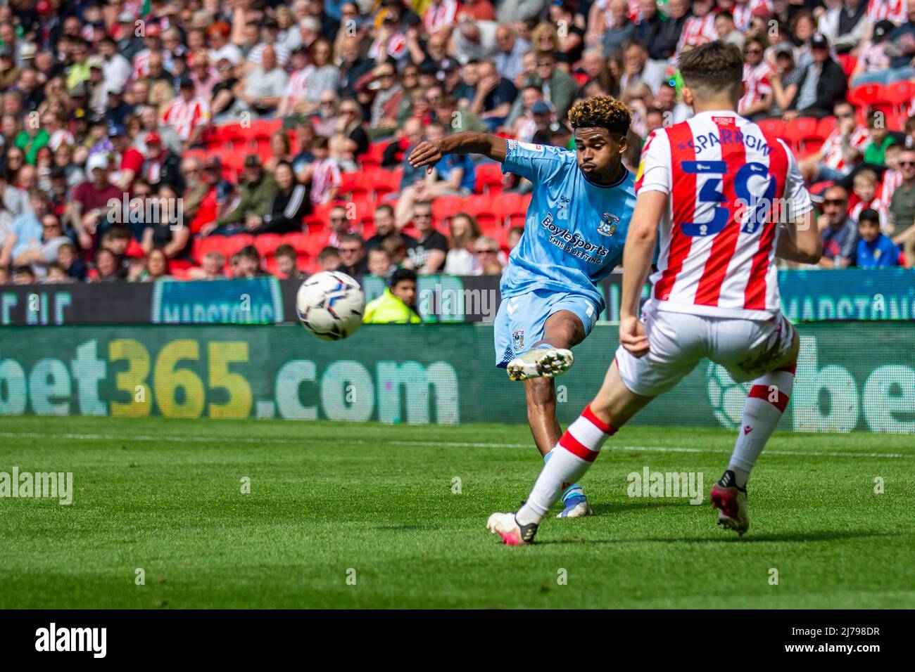 7th maggio 2022; Bet365 Stadium, Stoke, Staffordshire, Inghilterra; Campionato di calcio, Stoke City versus Coventry City; Ian Maatsen di Coventry City attraversa la palla nella Stoke Box Foto Stock