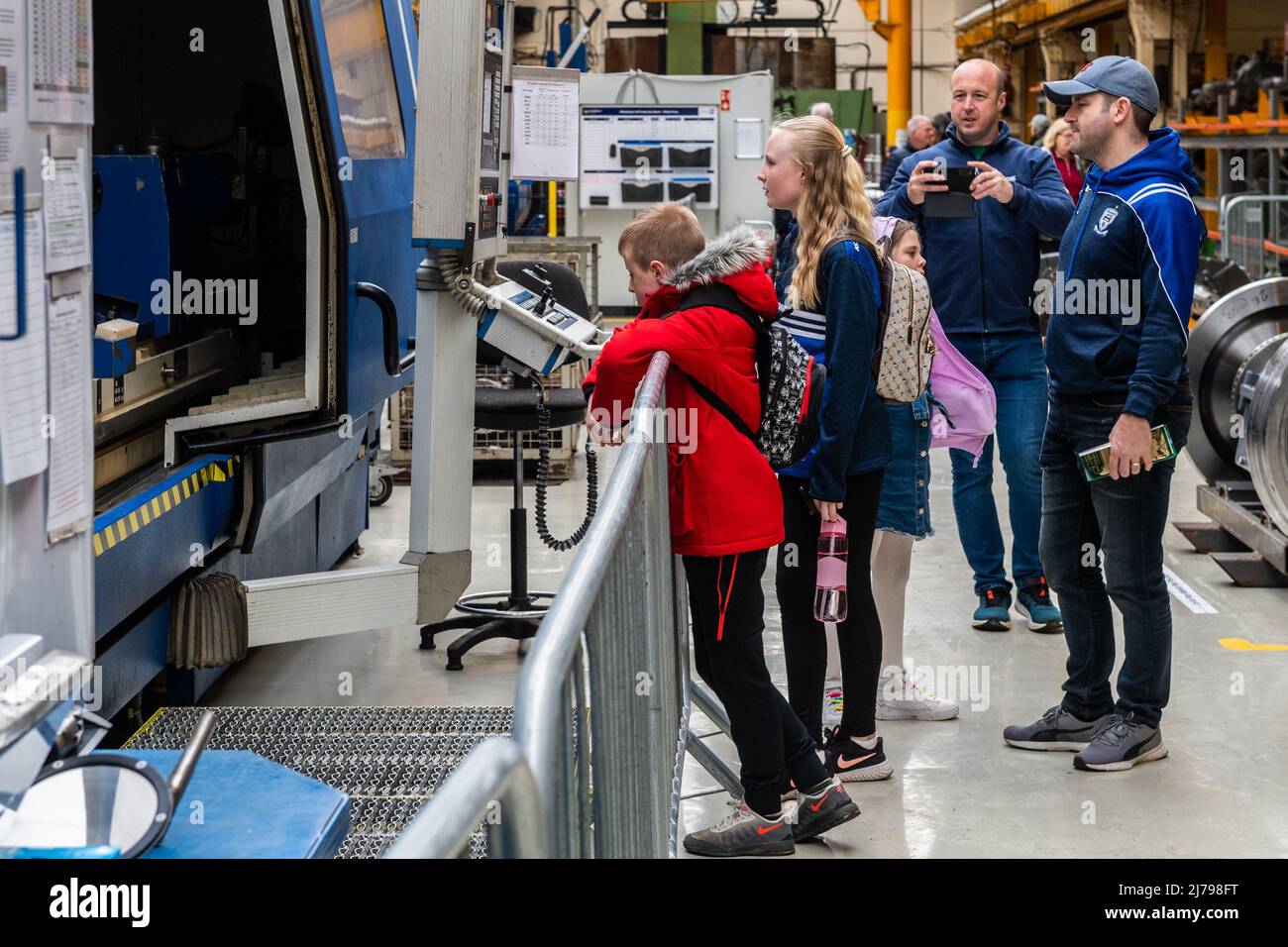 Inchicore, Dublino, Irlanda. 7th maggio 2022. Irish Rail ha festeggiato oggi il 175th anniversario delle sue opere di Inchicore tenendo un Open Day per il pubblico. Migliaia di persone hanno partecipato fin dalle prime ore del mattino, guardando intorno ai lavori presso le locomotive, le officine di riparazione e il materiale rotabile. L'ambasciatore degli Stati Uniti in Irlanda, Claire D. Cronin, ha nominato locomotiva B134, che Irish Rail ha donato all'RPSI. Credit: AG News/Alamy Live News. Foto Stock