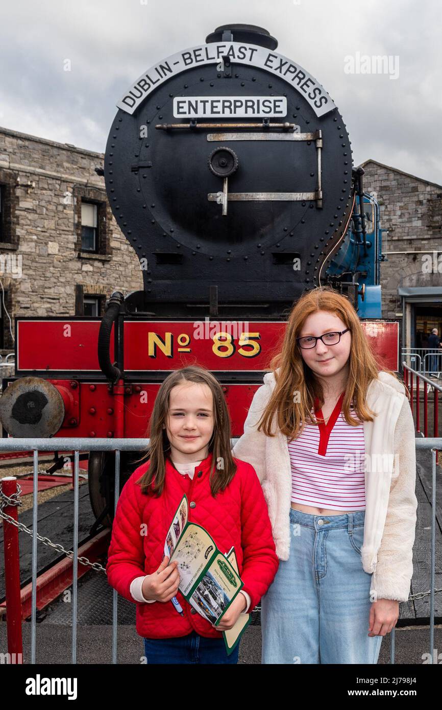 Inchicore, Dublino, Irlanda. 7th maggio 2022. Irish Rail ha festeggiato oggi il 175th anniversario delle sue opere di Inchicore tenendo un Open Day per il pubblico. Migliaia di persone hanno partecipato fin dalle prime ore del mattino, guardando intorno ai lavori presso le locomotive, le officine di riparazione e il materiale rotabile. L'ambasciatore degli Stati Uniti in Irlanda, Claire D. Cronin, ha nominato locomotiva B134, che Irish Rail ha donato all'RPSI. Godendo della giornata aperta sono stati Emma e Laura Conmy da Dublino. Credit: AG News/Alamy Live News. Foto Stock