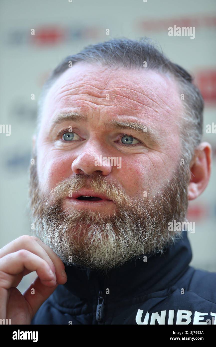 Il direttore della contea di Derby Wayne Rooney parla con i media dopo il fischio finale della partita del campionato Sky Bet al Pride Park Stadium di Derby. Data foto: Sabato 7 maggio 2022. Foto Stock