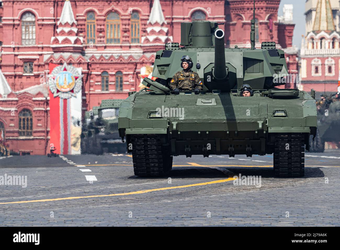Mosca, Russia. 7th maggio 2022. I carri armati T-14 Armata partecipano a una prova della sfilata della Giornata della Vittoria a Mosca, Russia, 7 maggio 2022. Credit: Bai Xueqi/Xinhua/Alamy Live News Foto Stock