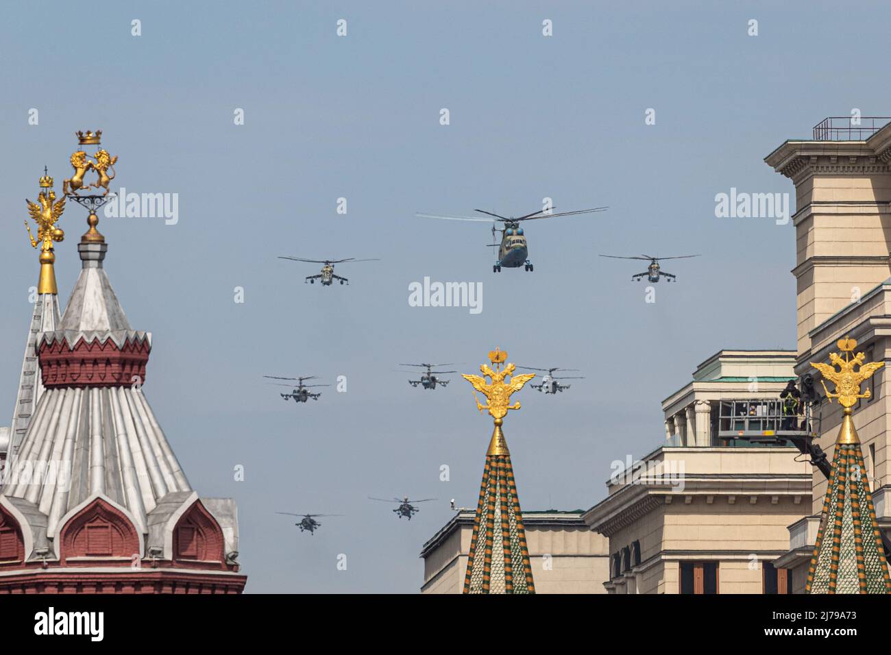 Mosca, Russia. 7th maggio 2022. Gli elicotteri prendono parte a una prova della sfilata della Giornata della Vittoria a Mosca, Russia, 7 maggio 2022. Credit: Bai Xueqi/Xinhua/Alamy Live News Foto Stock