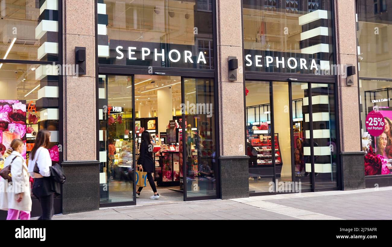 L'esterno di una catena di negozi francesi Sephora a Düsseldorf, Germania. Sephora è una catena di cosmetici francesi, fondata nel 1969. Foto Stock