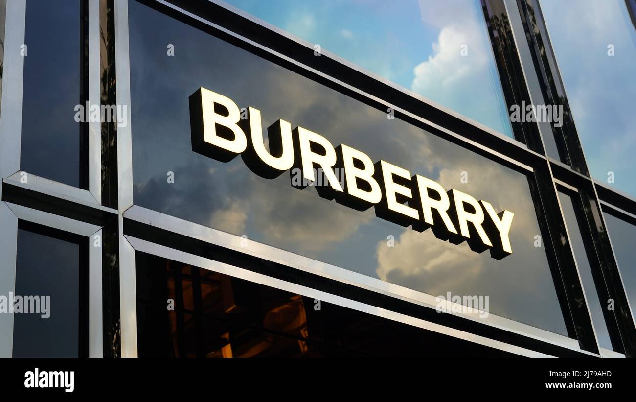 Scopri il logo di un negozio British Burberry su Königsallee a Düsseldorf/Germania. Foto Stock