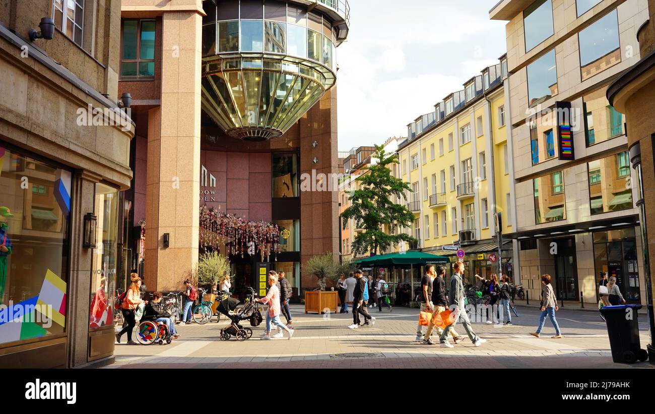 Schadowstraße a Düsseldorf, una delle vie commerciali più trafficate e frequentate della Germania. Foto Stock