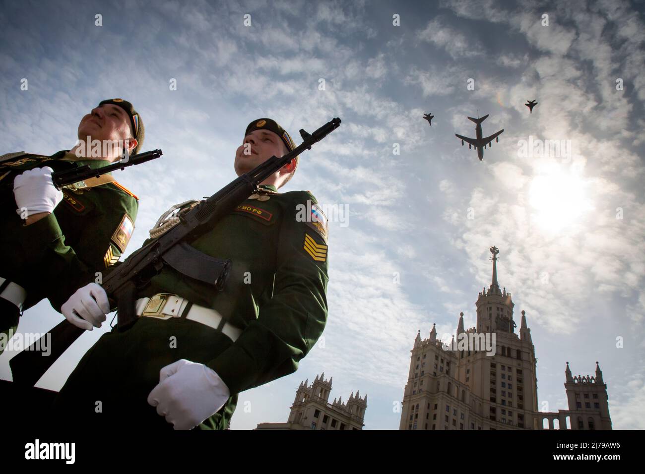 Mosca, Russia. 7th maggio 2022. Gli aerei da caccia Mikoyan MIG-29 seguono una petroliera aerea Ilyushin il-78 durante le prove di vestito per il prossimo flypassato della Giornata della Vittoria, destinato a celebrare il 77th° anniversario della vittoria sulla Germania nazista nella seconda Guerra Mondiale a Mosca, Russia. Nikolay Vinokurov/Alamy Live News Foto Stock