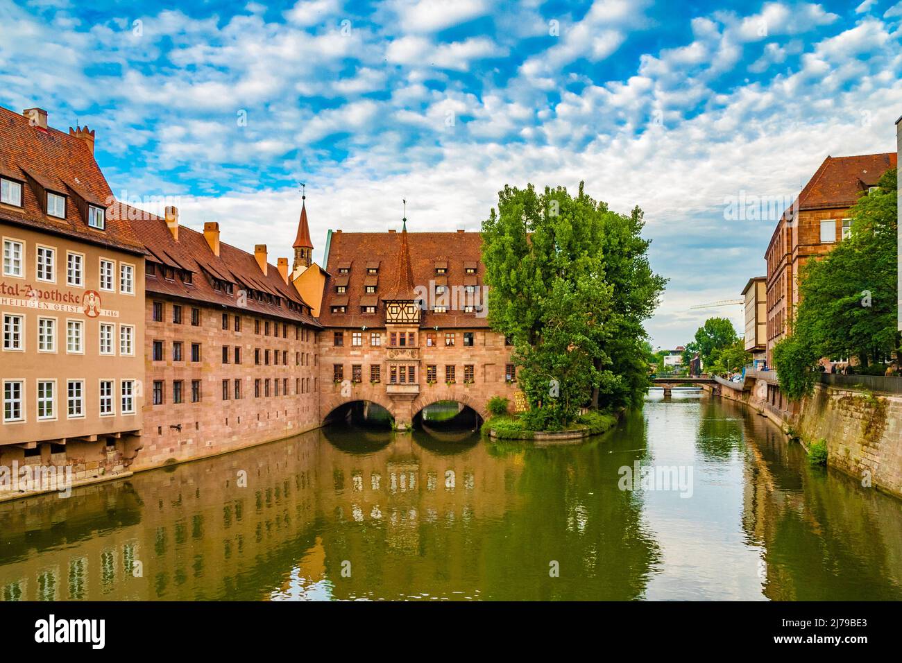 Bella vista panoramica dell'Heilig-Geist-Spital (Ospedale dello Spirito Santo) da ovest, in parte costruita sul fiume Pegnitz a Nürnberg, in Germania. IT... Foto Stock