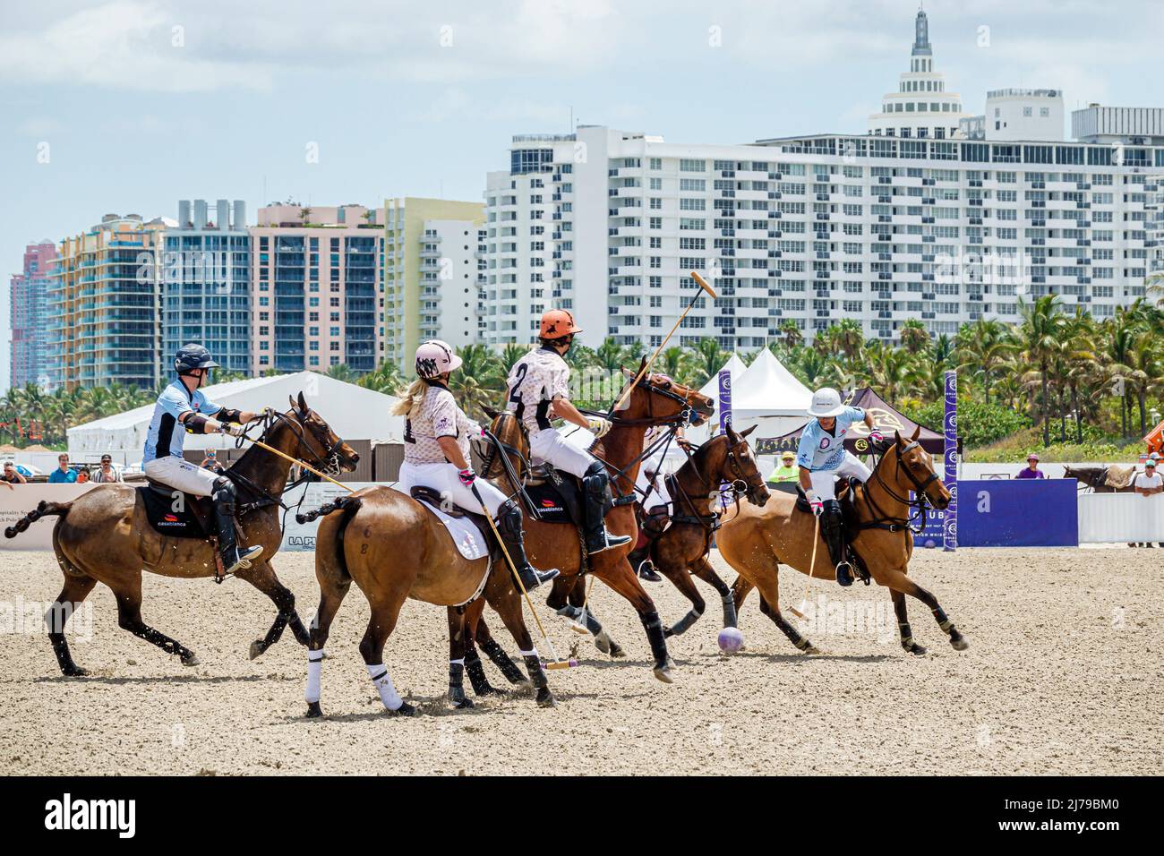 Miami Beach Florida Beach Polo World Cup Miami evento annuale gioco Chukker ponies cavalli giocatori mallets pallino Foto Stock