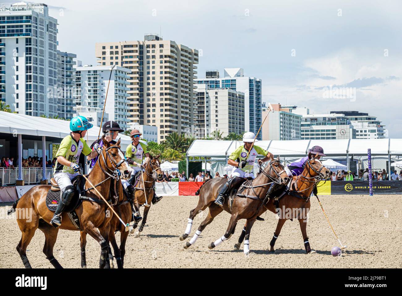 Miami Beach Florida Beach Polo World Cup Miami evento annuale gioco Chukker ponies cavalli giocatori mallets pallino Foto Stock