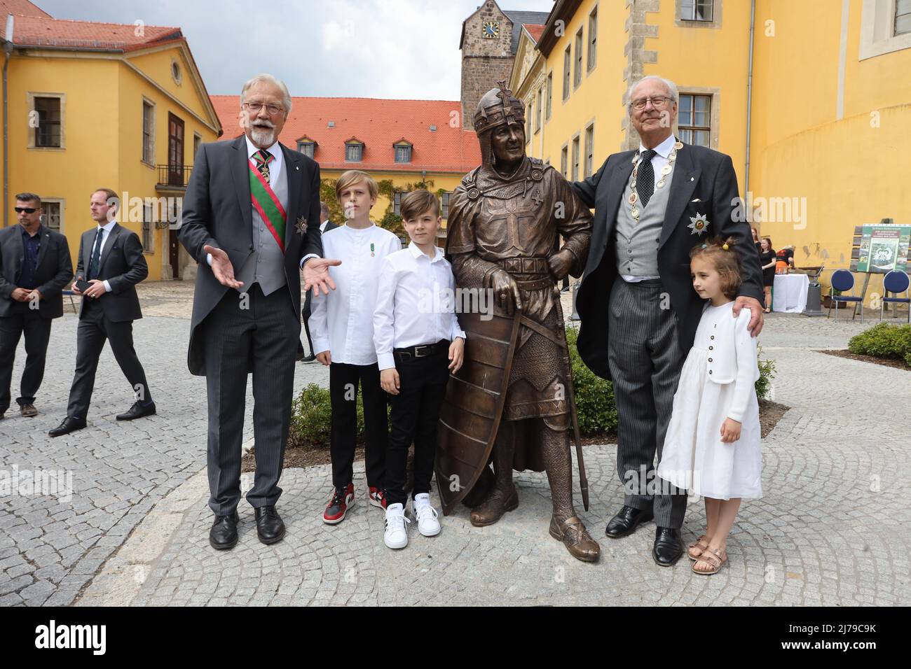 07 maggio 2022, Sassonia-Anhalt, Ballenstedt: Eduard Principe d'Anhalt (r.) si erge con i suoi nipoti (da sinistra) il Principe Leopold, il Principe Maxime e la Principessa Filine al monumento ridisegnato ad Albrecht l'Orso. Eduard von Anhalt festeggia il suo 80th compleanno a Ballenstedt. Allo stesso tempo si è svolta l'investitura. Nell'ambito dell'investitura, le persone sono onorate ogni anno per le realizzazioni speciali dell'Ordine della Casa Ascense 'Albrecht l'Orso'. L'investitura avviene alla presenza di Eduardo Principe d'Anhalt. Foto: Matthias Bein/dpa/ZB Foto Stock
