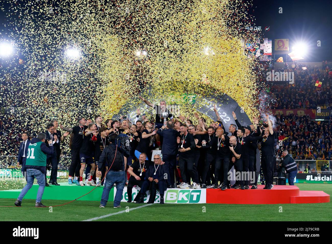 Stadio Via del Mare, Lecce, Italia, 06 maggio 2022, Il capitano Fabio lucidi (Lecce USA) alza la coppa al cielo per la vittoria della Serie B 2021/2022 c Foto Stock