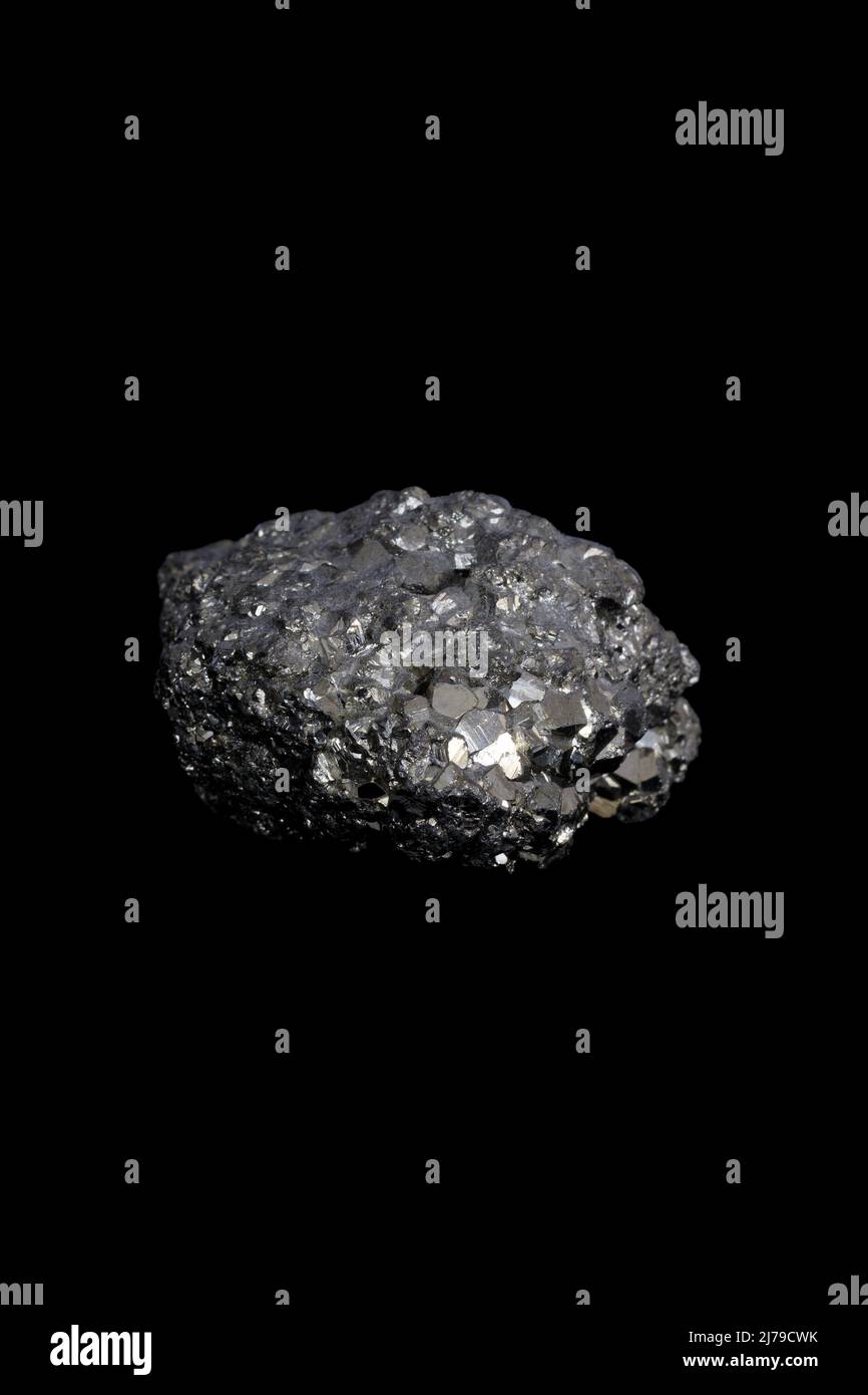 La pirite, conosciuta come oro dello stolto, una pietra minerale su sfondo nero. Foto Stock