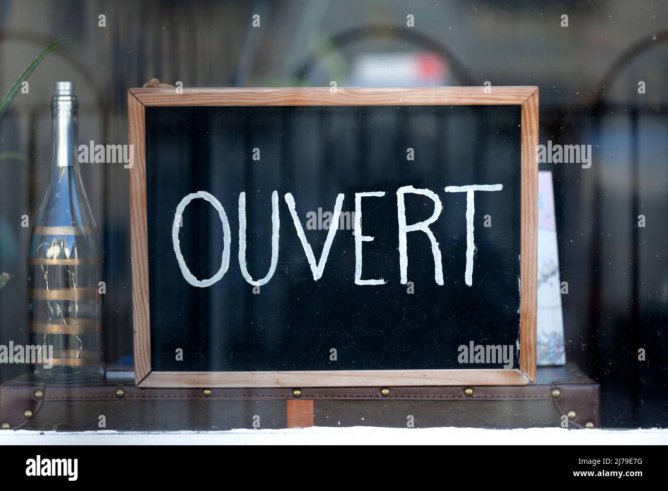 Lavagna nella finestra caso di un ristorante con scritto in francese 'Ouvert', che significa in inglese 'Open'. Foto Stock