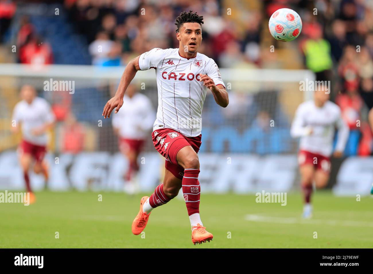 Ollie Watkins #11 di Aston Villa corre con la palla Foto Stock