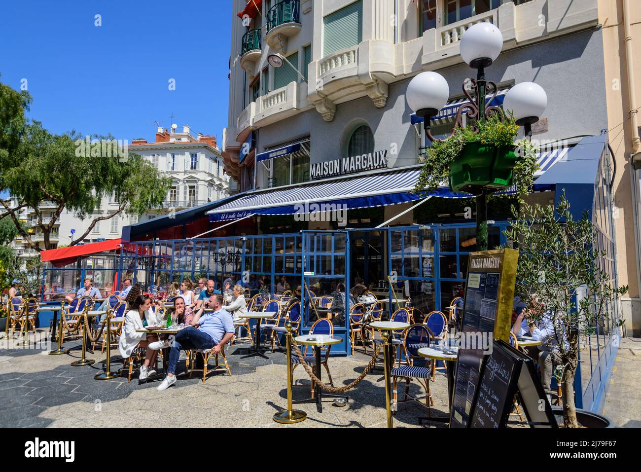 Nizza, Place Magenta, Straßencafe // Nice, Place Magenta, Cafe Terraces  Foto stock - Alamy