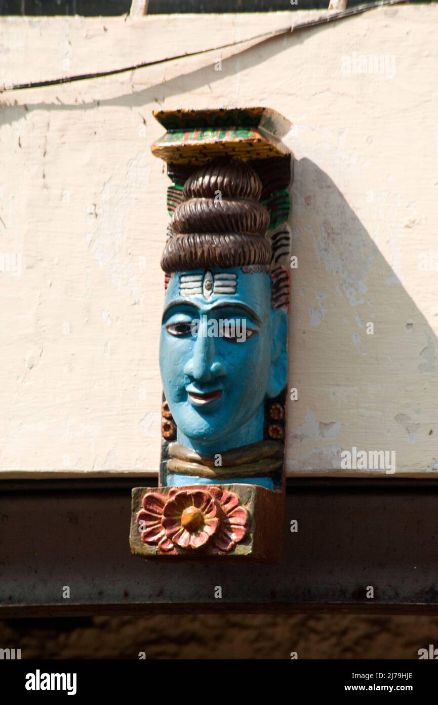 Capo di Dio indù Shiva scolpito in legno a Mattancherry Kochi stato Kerala India 02 04 2010 Foto Stock