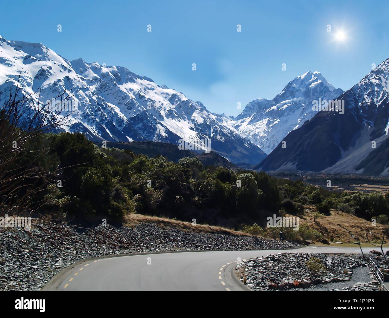 Monte Cook/Aoraki nelle Alpi meridionali sull'Isola del Sud della Nuova Zelanda con il sole che splende su di essa. Foto Stock