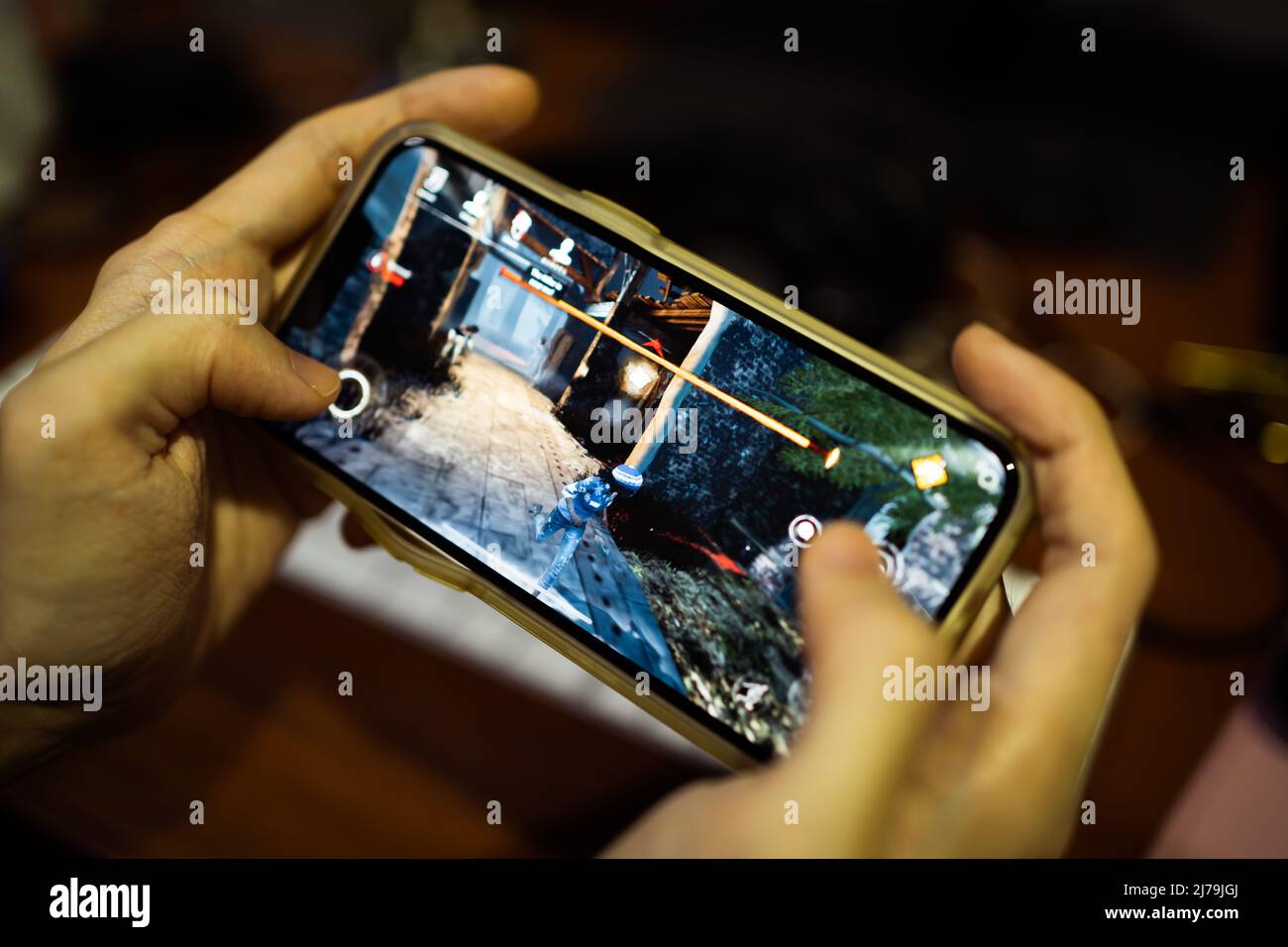 Bangkok, Thailandia - 7 maggio 2022 : Gamer che gioca a Dead by Daylight mobile game su iPhone 13. Foto Stock