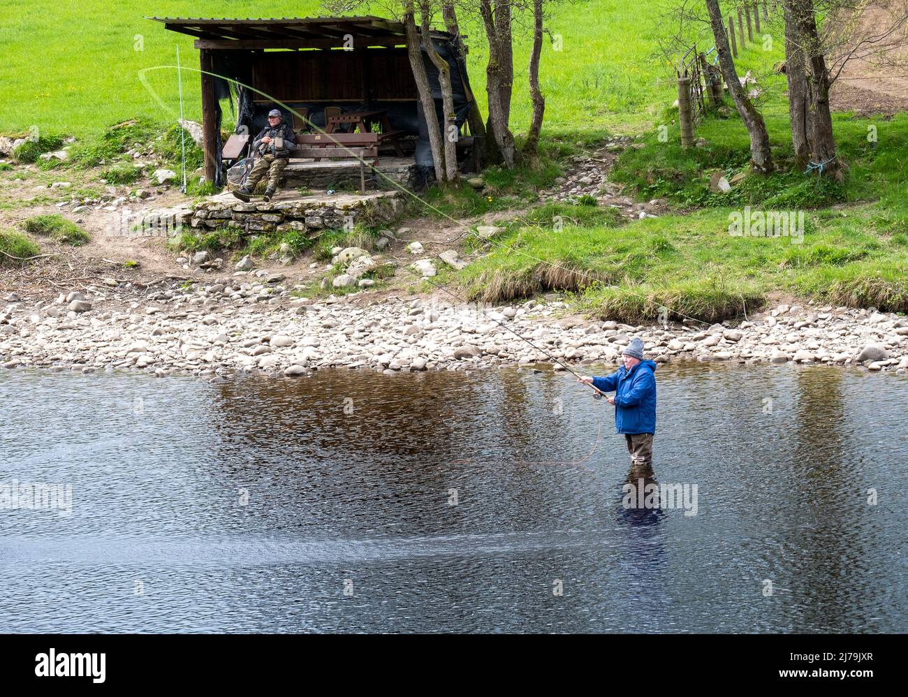 Pescatore in piedi nel fiume Tummel a Pitlochry, Perthshire, Scozia. Foto Stock