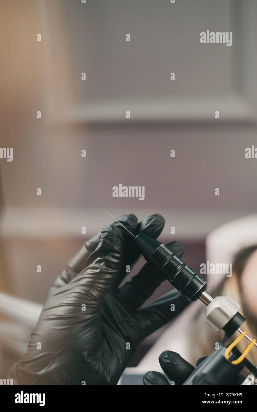 Cosmetologo che applica permanente compongono le sopracciglia per un cliente Foto Stock