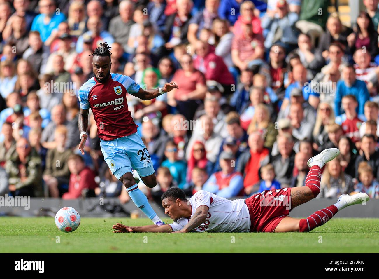 Maxwel Cornet #20 di Burnley cerca di superare Ezri Konsa #4 di Aston Villa a Burnley, Regno Unito il 5/7/2022. (Foto di Conor Molloy/News Images/Sipa USA) Foto Stock