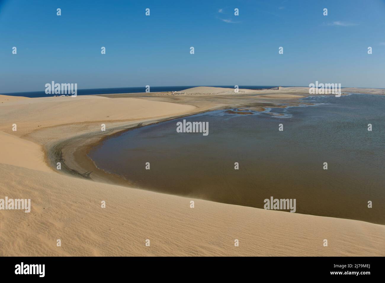 Dune di sabbia alla spiaggia di Khor al Adaid, Qatar, 04 dicembre 2021. © Peter Schatz / Alamy Live News Foto Stock